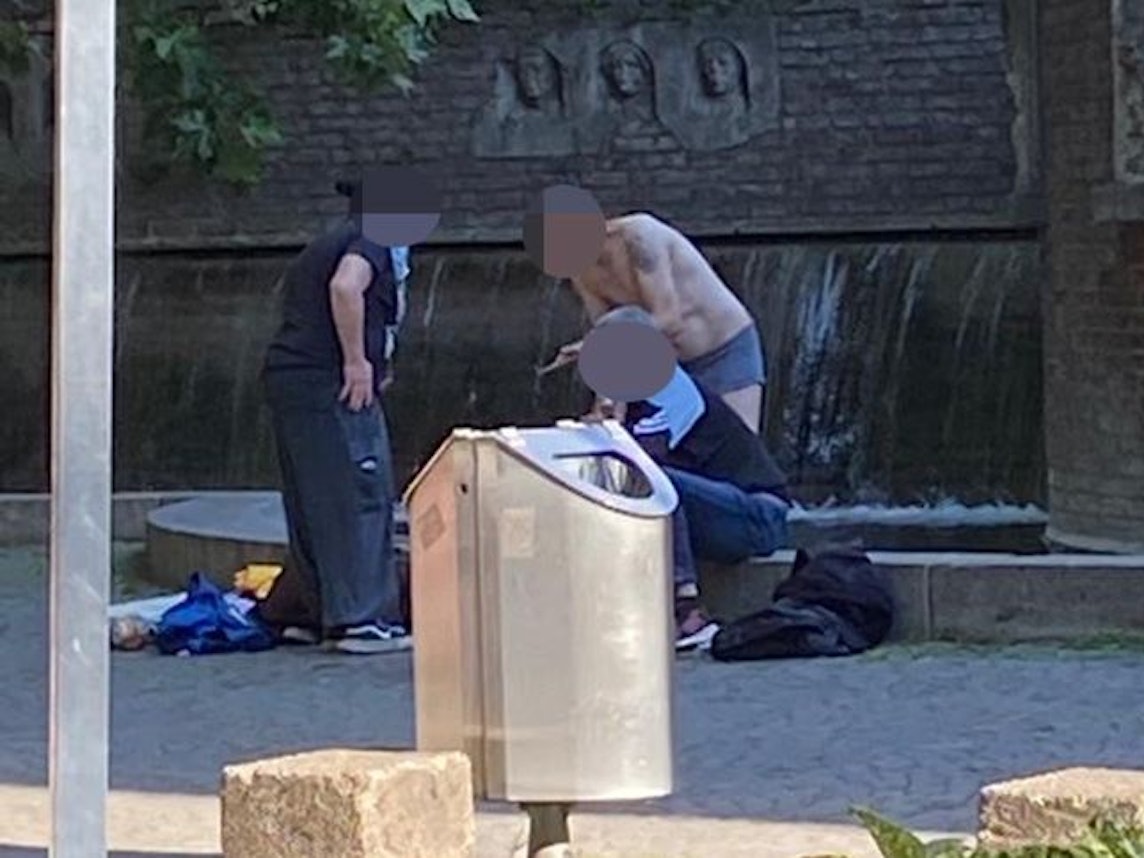 Obdachlose baden am Römerbrunnen in Köln