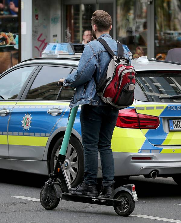 Im Zwischenraum der Autofelge eines Polizisten wurde ein Vogel gefunden. Nun sucht die Wache in Leverkusen-Opladen nach dem Besitzer oder der Besitzerin. Hier ein undatiertes Symbolfoto eines Polizeifahrzeuges.