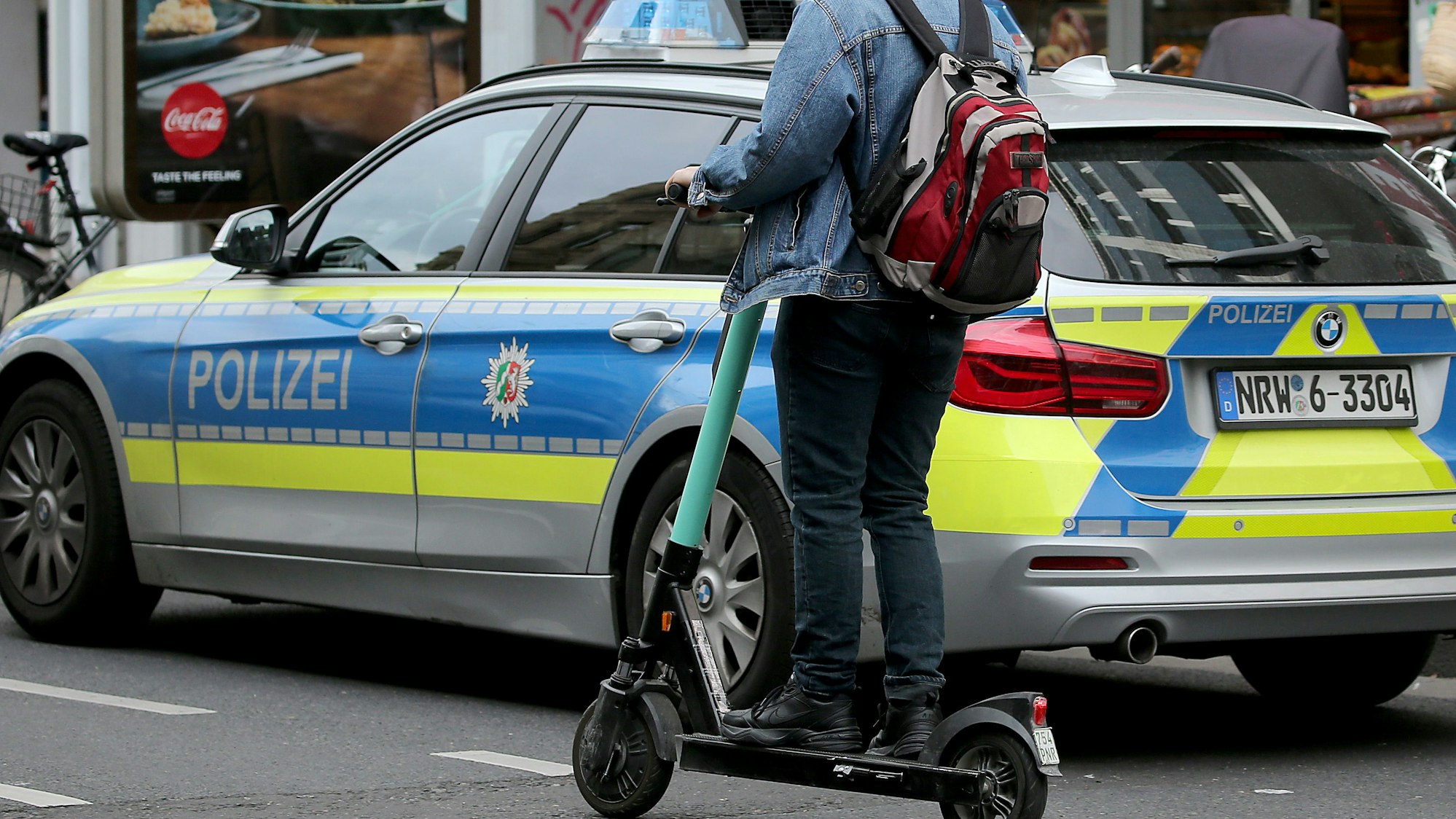 Im Zwischenraum der Autofelge eines Polizisten wurde ein Vogel gefunden. Nun sucht die Wache in Leverkusen-Opladen nach dem Besitzer oder der Besitzerin. Hier ein undatiertes Symbolfoto eines Polizeifahrzeuges.