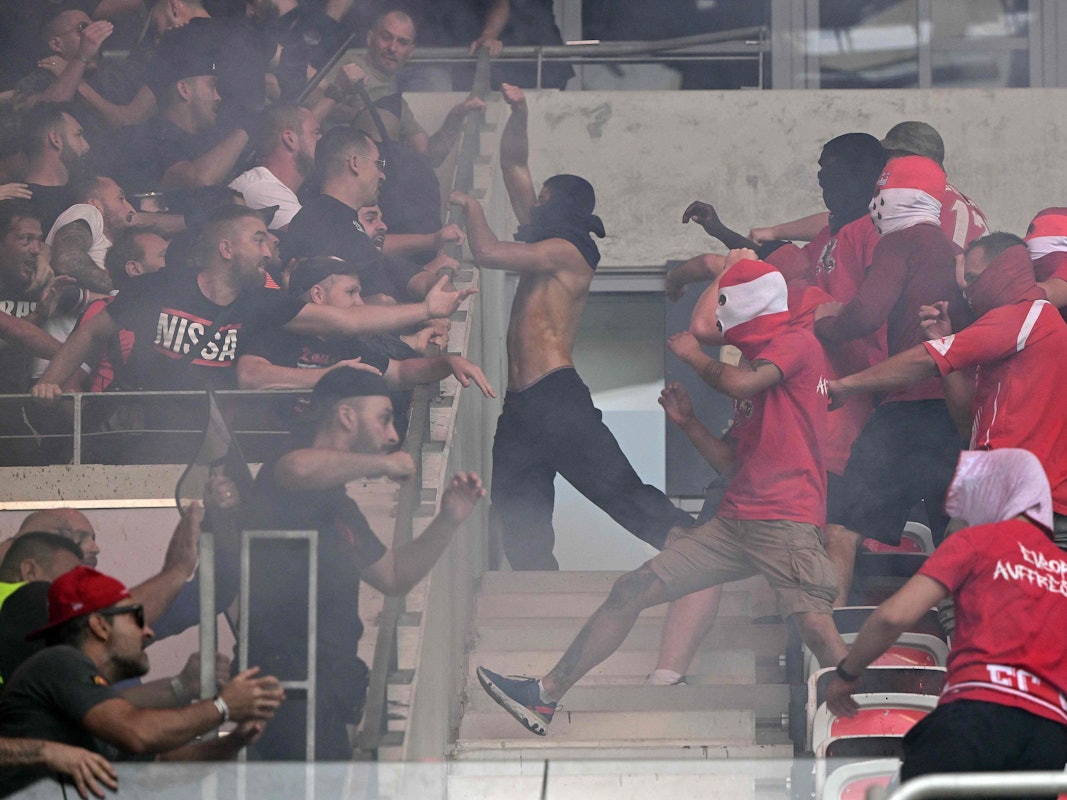 Vermummte Fans prügeln sich im Stadion vor dem Spiel OGC Nizza gegen den 1. FC Köln