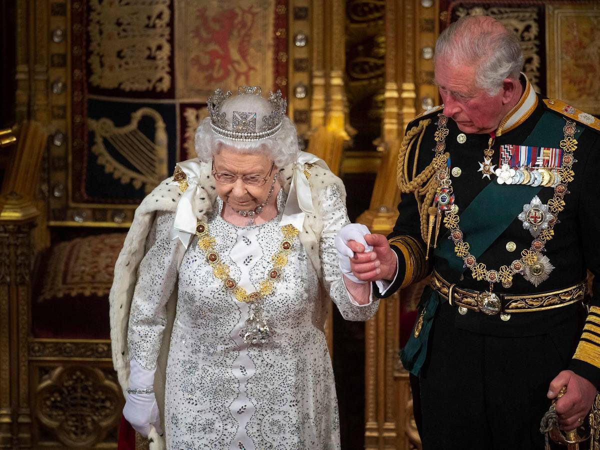 Charles begleitet seine Mutter, Queen Elizabeth II., am 14. Oktober 2019 bei der Eröffnung des Parlaments in den Houses of Parliament in London. Nach jahrhundertealtem Protokoll wurde Charles sofort nach ihrem Tod zum König ernannt. Damit beginnt für die königliche Familie nach der rekordverdächtigen 70-jährigen Regentschaft der Königin nun ein neues Kapitel.