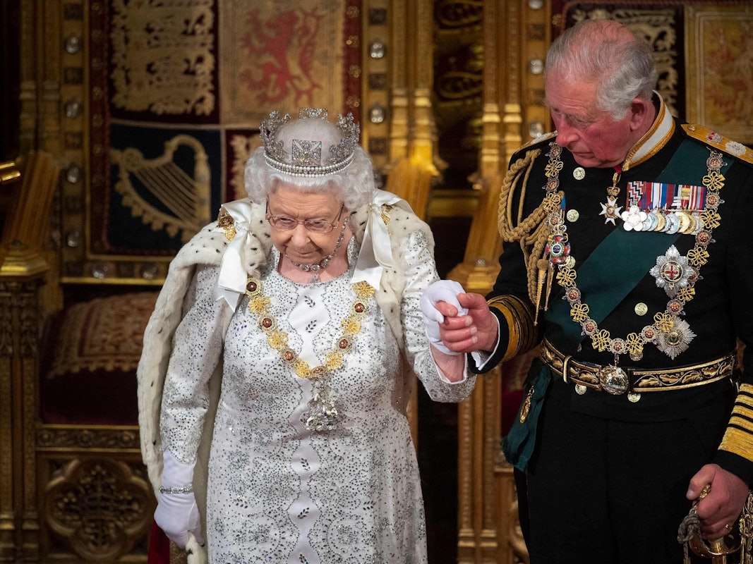Charles begleitet seine Mutter, Queen Elizabeth II., am 14. Oktober 2019 bei der Eröffnung des Parlaments in den Houses of Parliament in London. Nach jahrhundertealtem Protokoll wurde Charles sofort nach ihrem Tod zum König ernannt. Damit beginnt für die königliche Familie nach der rekordverdächtigen 70-jährigen Regentschaft der Königin nun ein neues Kapitel.