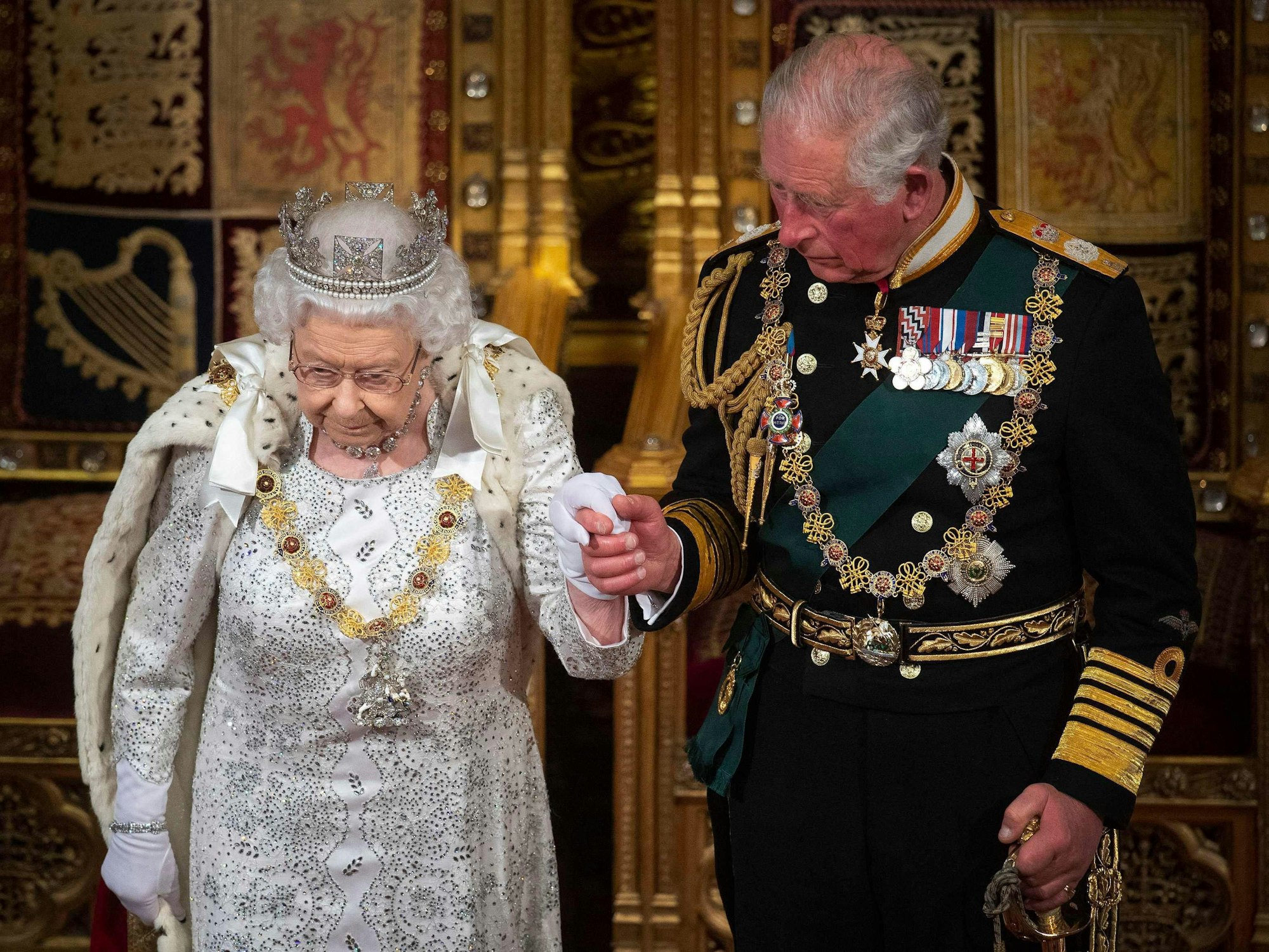 Charles begleitet seine Mutter, Queen Elizabeth II., am 14. Oktober 2019 bei der Eröffnung des Parlaments in den Houses of Parliament in London. Nach jahrhundertealtem Protokoll wurde Charles sofort nach ihrem Tod zum König ernannt. Damit beginnt für die königliche Familie nach der rekordverdächtigen 70-jährigen Regentschaft der Königin nun ein neues Kapitel.