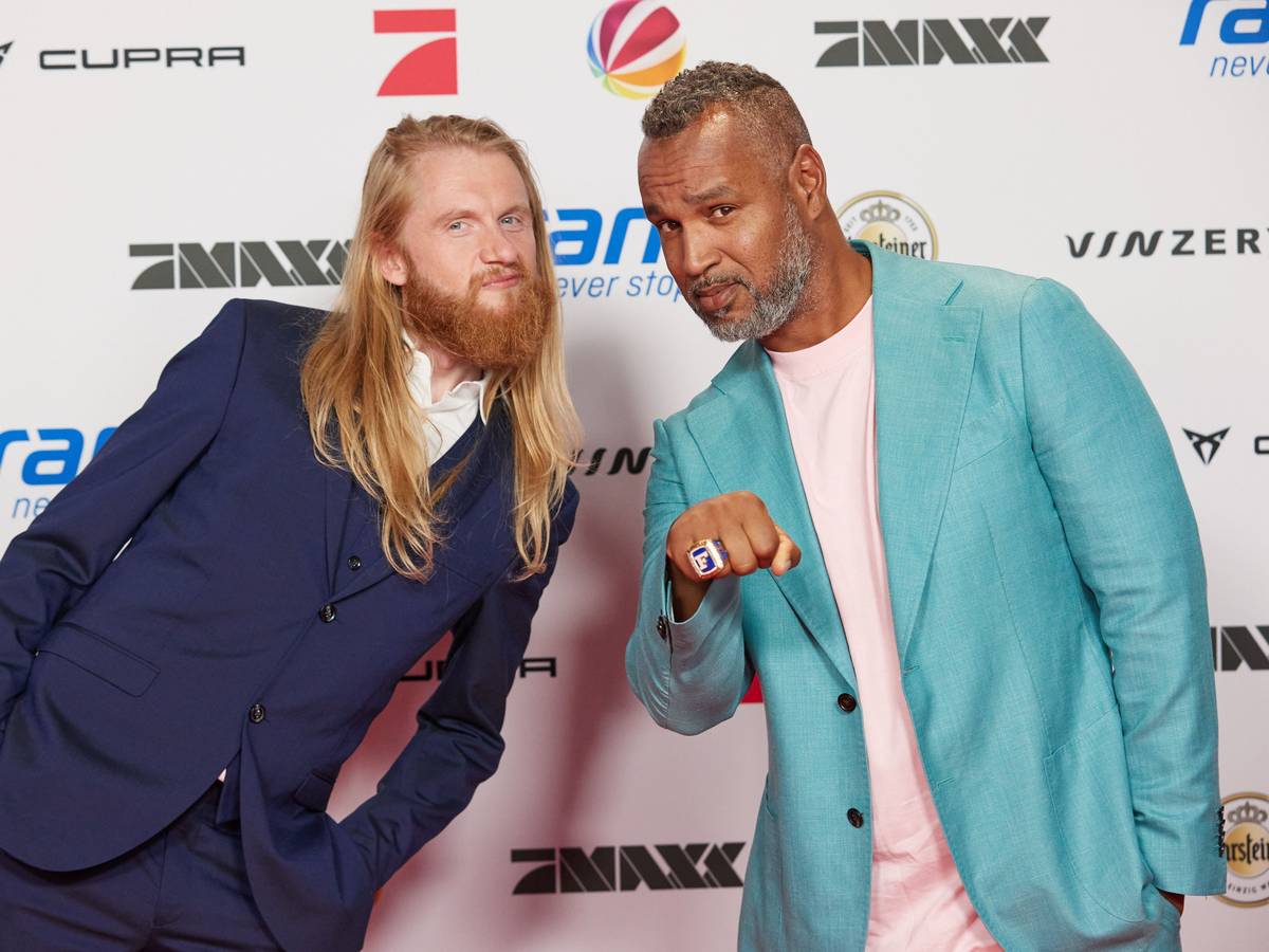 Christoph Dommischund Patrick Esume stehen auf dem Roten Teppich beim Fotocall im Rahmen des 30-jährigen Geburtstags der Seven.One Entertainment Marke ran.