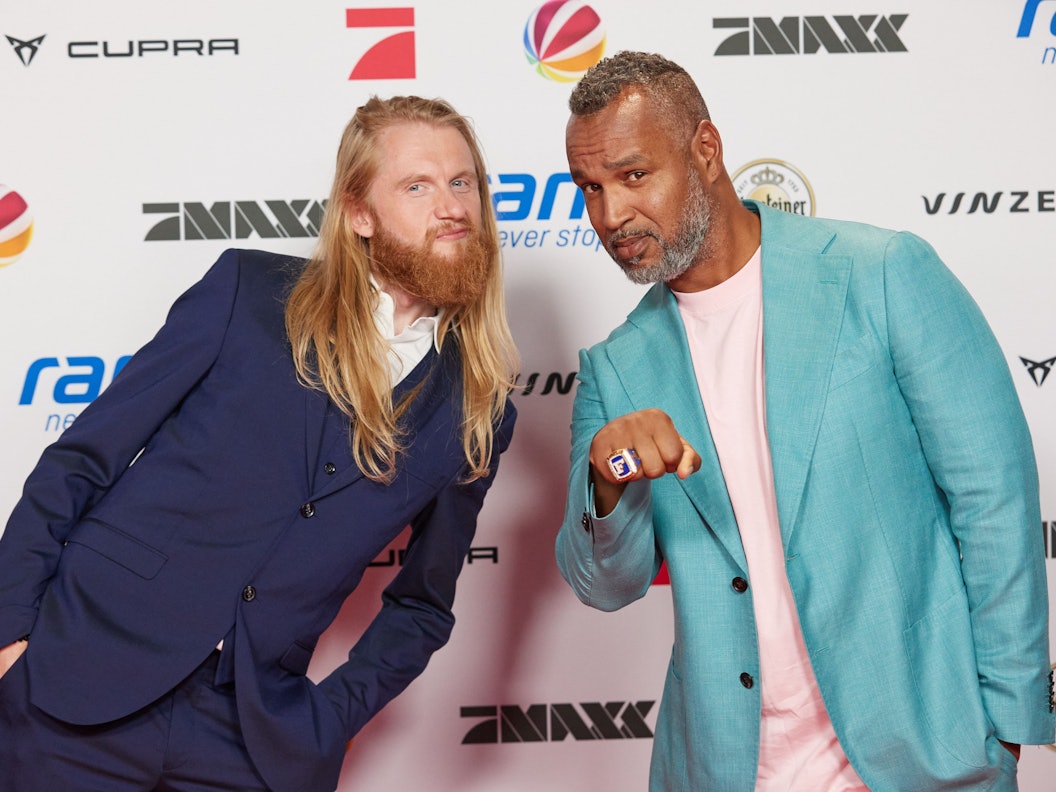 Christoph Dommischund Patrick Esume stehen auf dem Roten Teppich beim Fotocall im Rahmen des 30-jährigen Geburtstags der Seven.One Entertainment Marke ran.