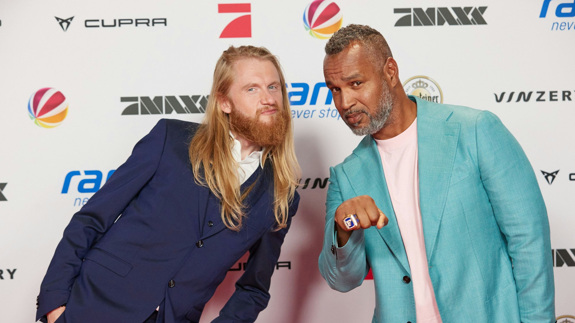 Christoph Dommischund Patrick Esume stehen auf dem Roten Teppich beim Fotocall im Rahmen des 30-jährigen Geburtstags der Seven.One Entertainment Marke ran.