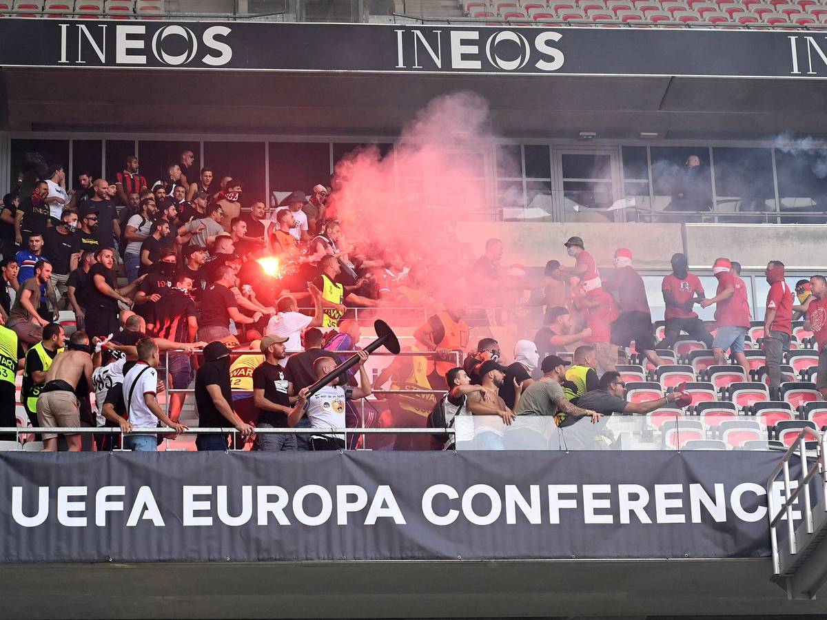 Wüste Schlägereien zwischen Fans des 1. FC Köln und von OGC Nizza im Stadion vor dem Spiel in der Conference League