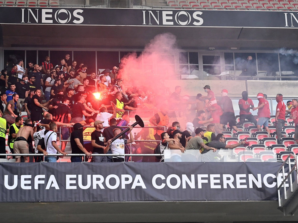 Wüste Schlägereien zwischen Fans des 1. FC Köln und von OGC Nizza im Stadion vor dem Spiel in der Conference League