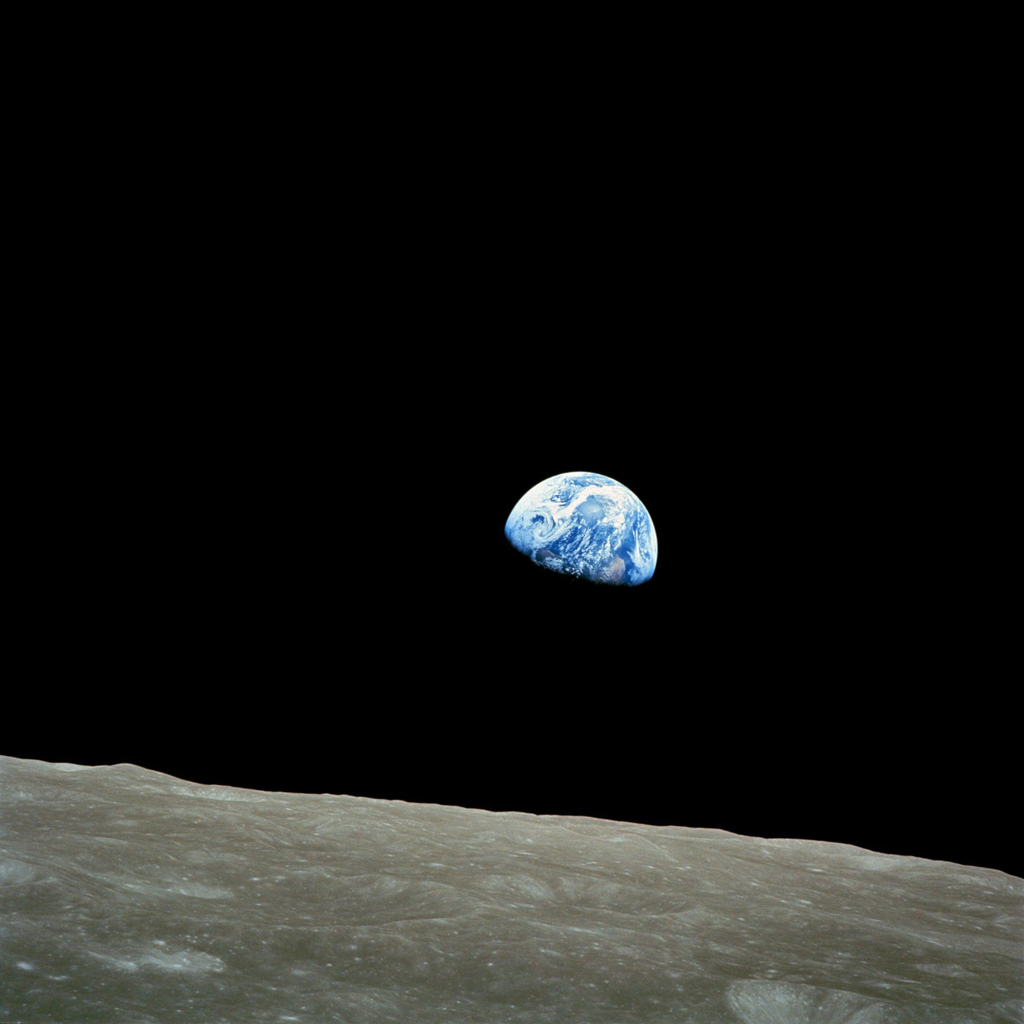 Das von der US-Weltraumbehörde zur Verfügung gestellte Foto zeigt den Erdaufgang über dem Horizont des Mondes am 24. Dezember 1968 aus der Sicht der Apollo 8 Mission.