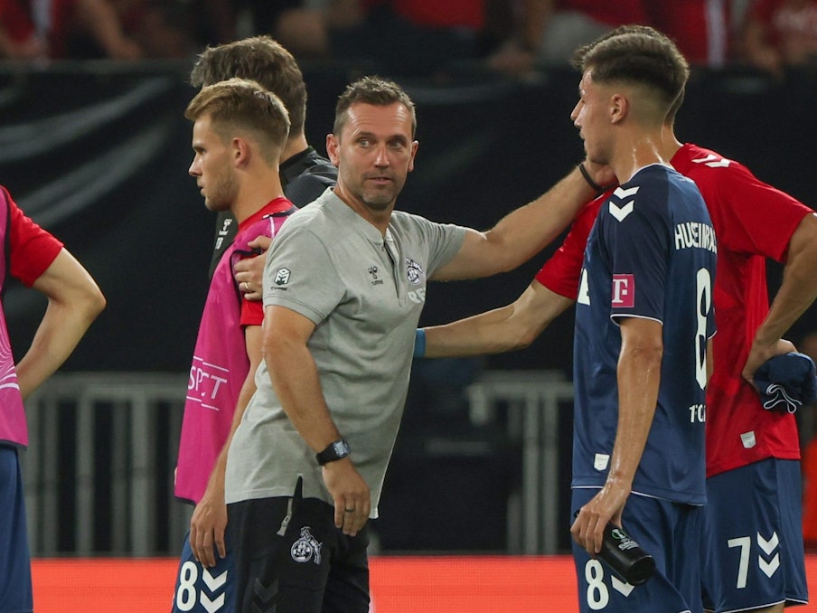 André Pawlak spricht nach dem FC-Auftakt in der Conference League beim OGC Nizza mit Denis Huseinbasic.