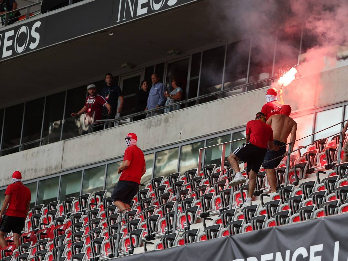 Fan-Schlägereien auf den Tribünen in Nizza. Im Hintergrund steht FC-Trainer Steffen Baumgart.