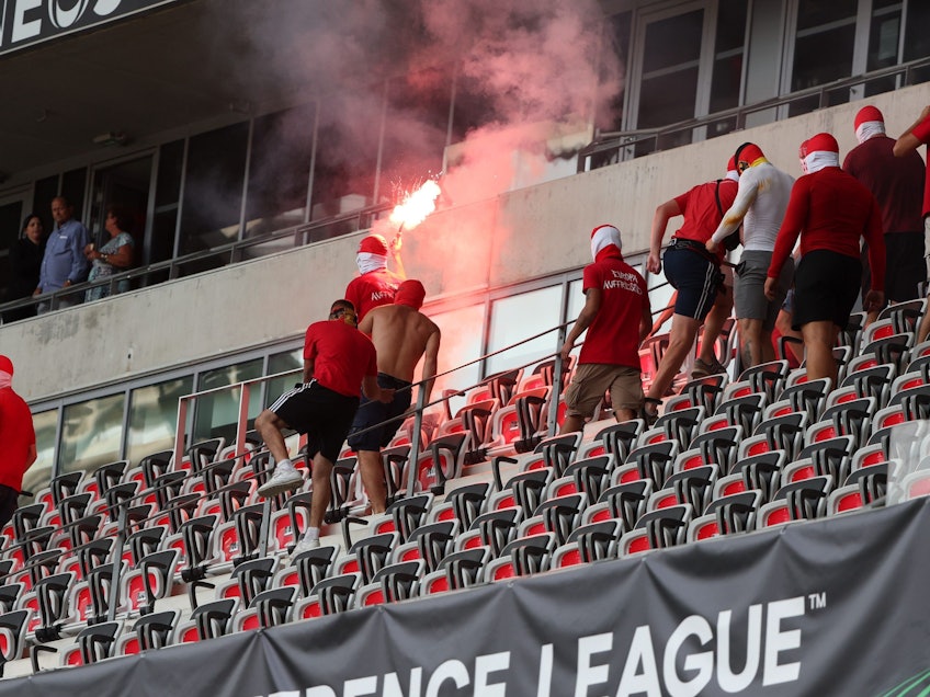 Fan-Schlägereien auf den Tribünen in Nizza. Im Hintergrund steht FC-Trainer Steffen Baumgart.