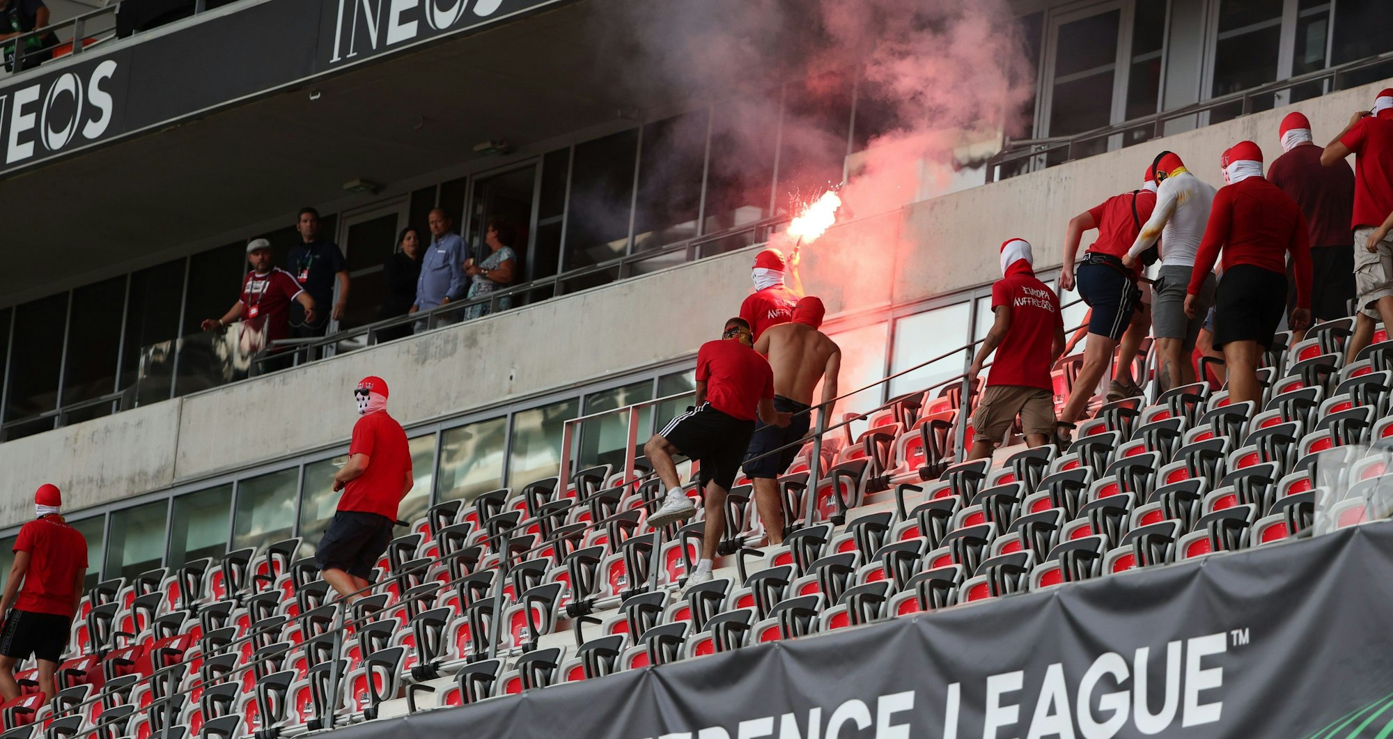 Fan-Schlägereien auf den Tribünen in Nizza. Im Hintergrund steht FC-Trainer Steffen Baumgart.