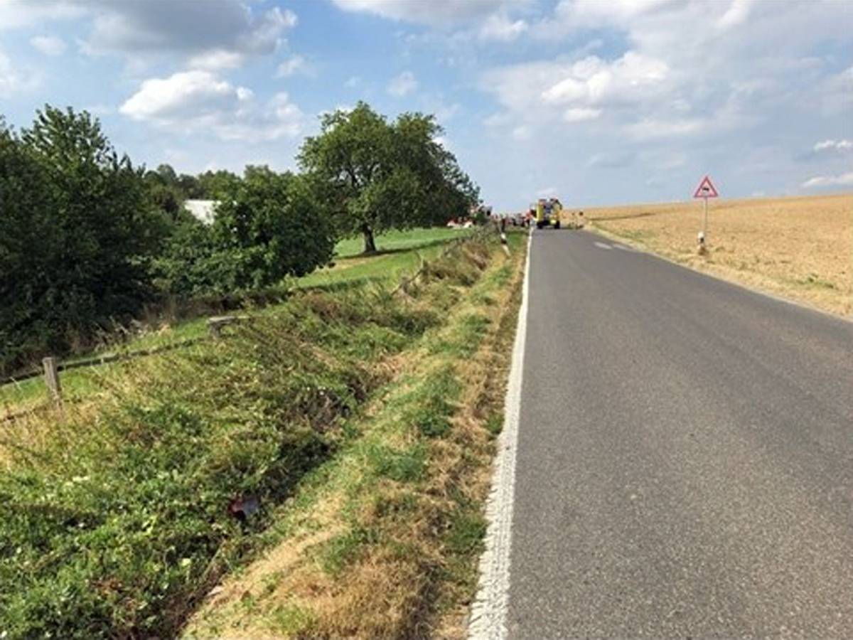 Das Foto zeigt eine lange, gerade Straße. Auf der Homberger Straße kam es am 31. August 2022 zu einem Zusammenstoß im Begegnungsverkehr. Eine 21-jährige Autofahrerin erlitt dabei eine schwere Augenverletzung. Nun sucht die Polizei nach Zeugen und Zeuginnen.