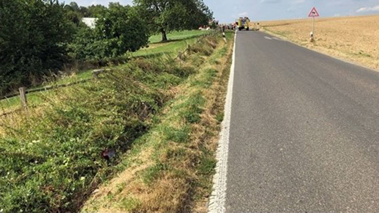 Das Foto zeigt eine lange, gerade Straße. Auf der Homberger Straße kam es am 31. August 2022 zu einem Zusammenstoß im Begegnungsverkehr. Eine 21-jährige Autofahrerin erlitt dabei eine schwere Augenverletzung. Nun sucht die Polizei nach Zeugen und Zeuginnen.