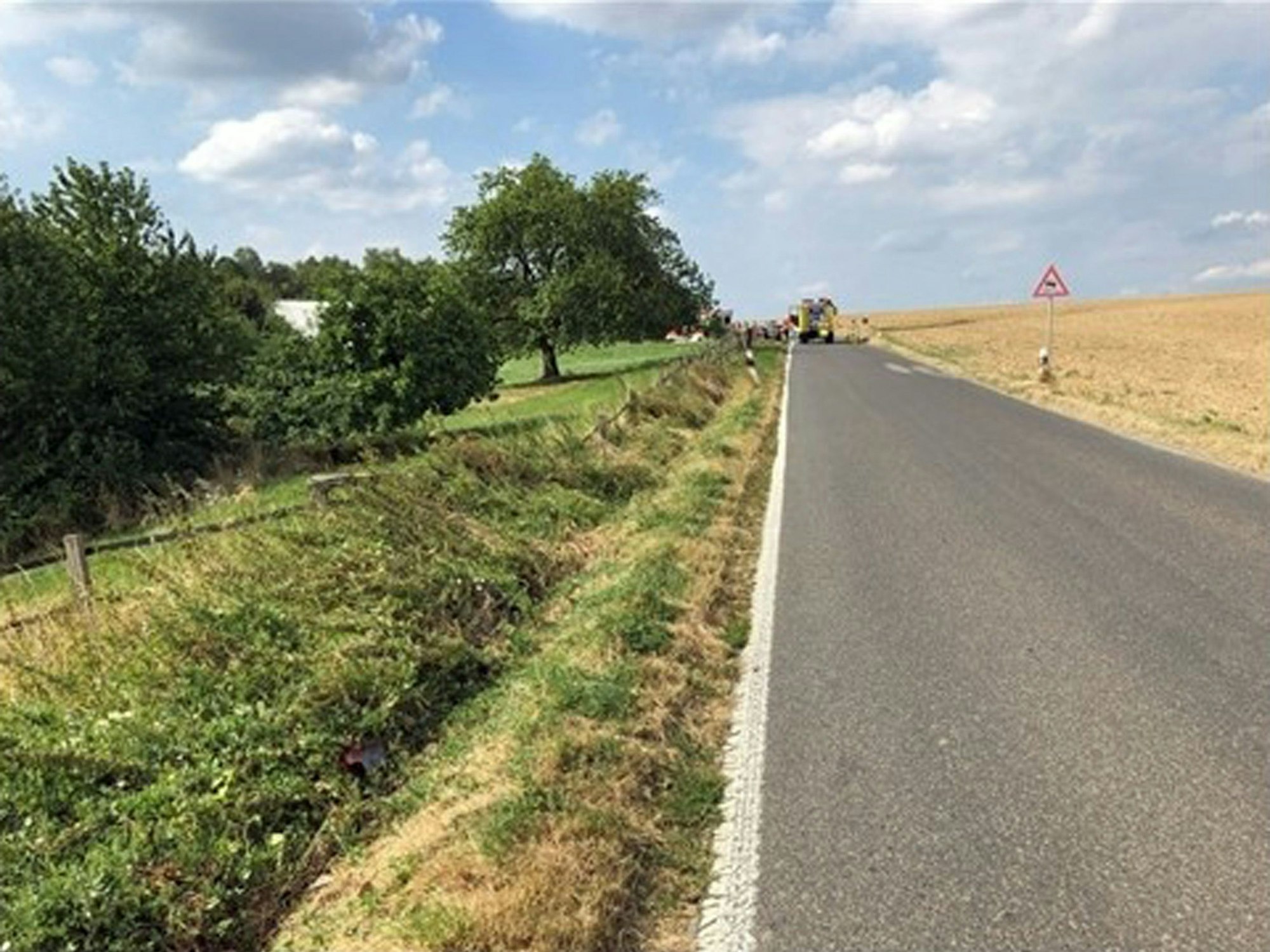 Das Foto zeigt eine lange, gerade Straße. Auf der Homberger Straße kam es am 31. August 2022 zu einem Zusammenstoß im Begegnungsverkehr. Eine 21-jährige Autofahrerin erlitt dabei eine schwere Augenverletzung. Nun sucht die Polizei nach Zeugen und Zeuginnen.