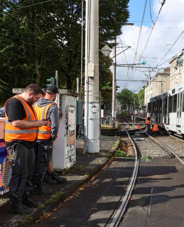 Am Ubierring ist eine KVB-Bahn entgleist, Arbeiter versuchen die Bahn wieder instand zu setzen.