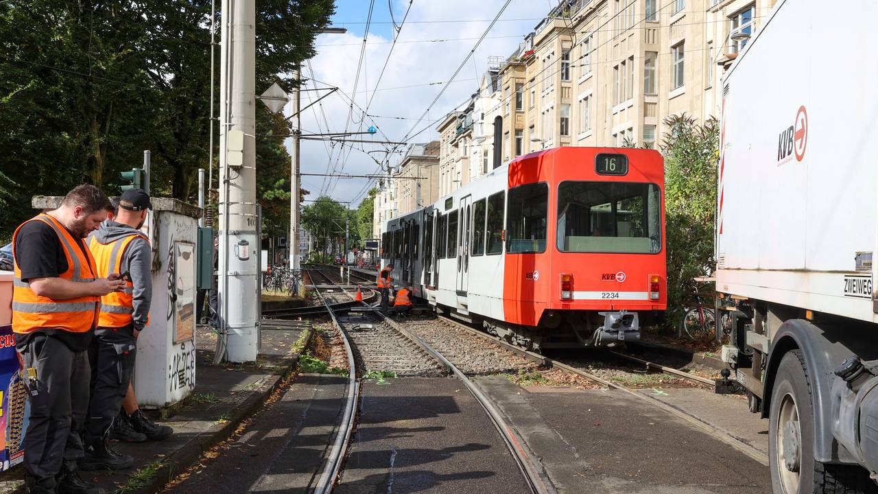 Am Ubierring ist eine KVB-Bahn entgleist, Arbeiter versuchen die Bahn wieder instand zu setzen.