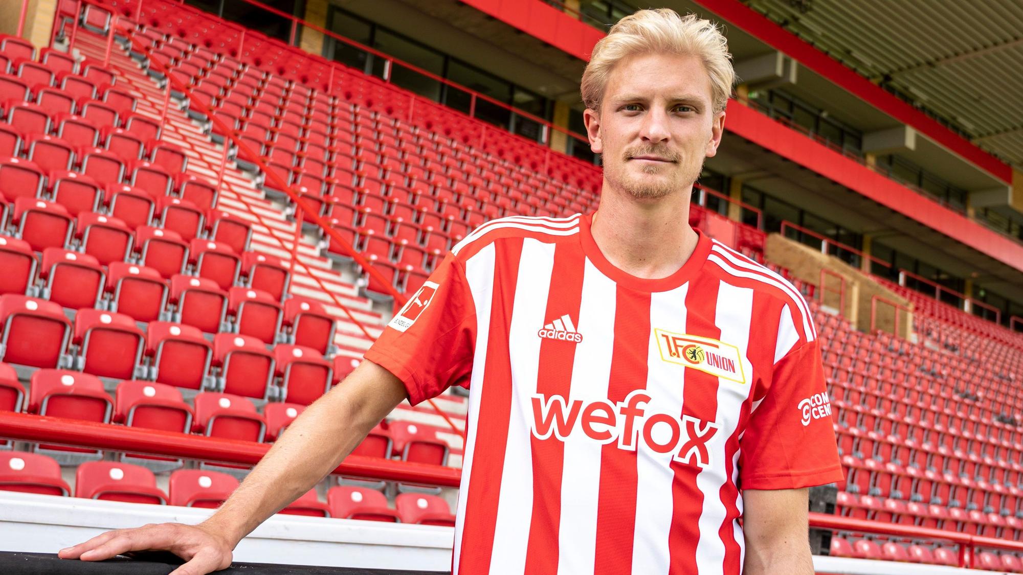 Mittelfeldspieler Morten Thorsby steht im Stadion an der Alten Försterei bei einem Foto-Termin von Union Berlin.