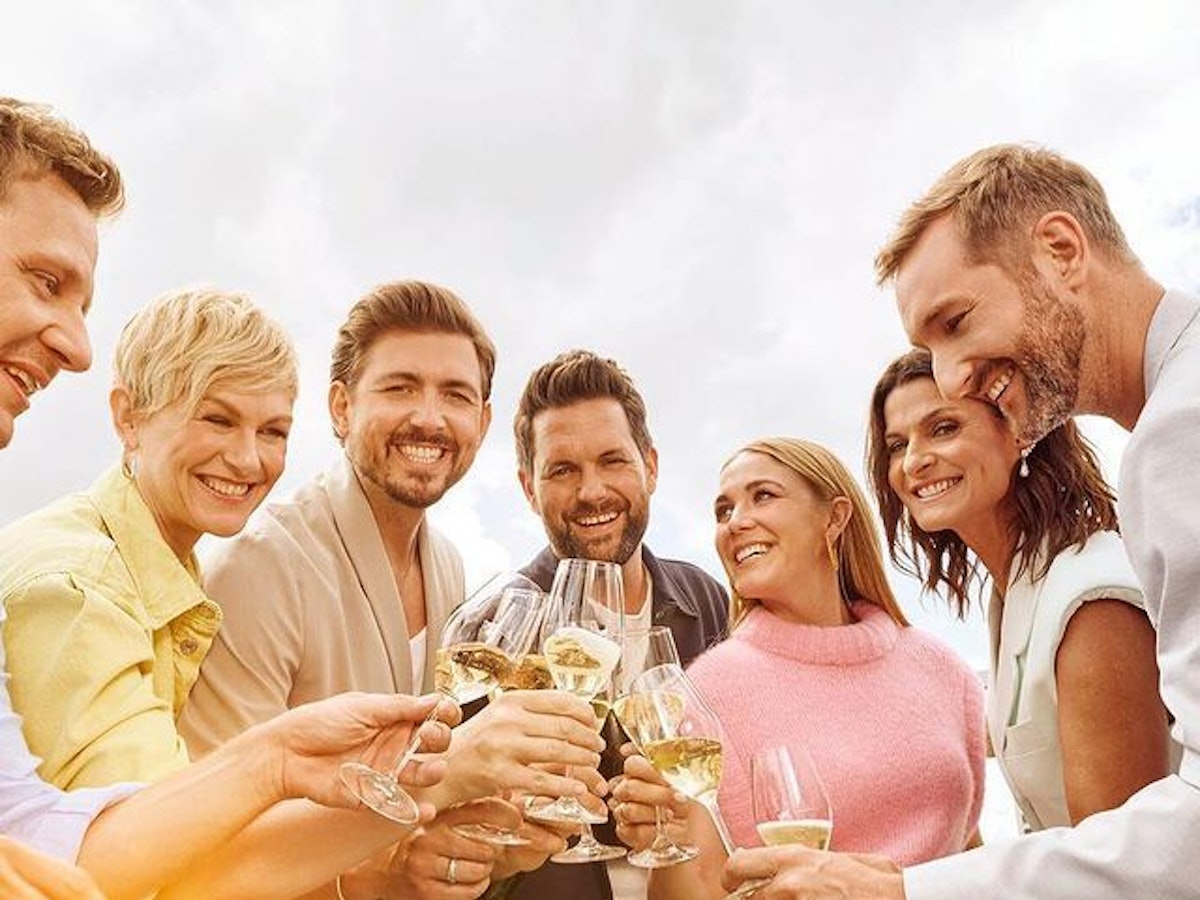 Das Moderatorenteam vom Sat.1-„Frühstücksfernsehen“ stößt zusammen auf das 35-jährige Jubiläum an.