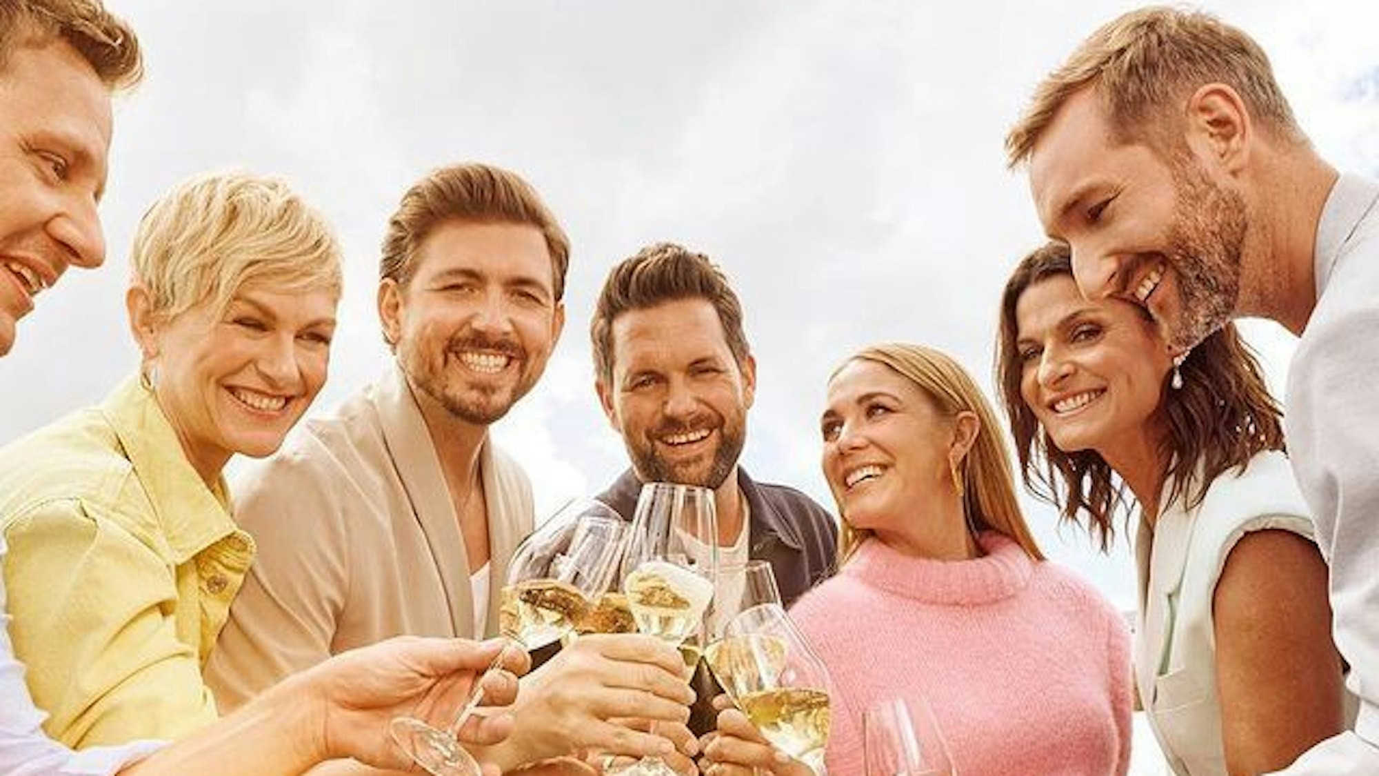 Das Moderatorenteam vom Sat.1-„Frühstücksfernsehen“ stößt zusammen auf das 35-jährige Jubiläum an.