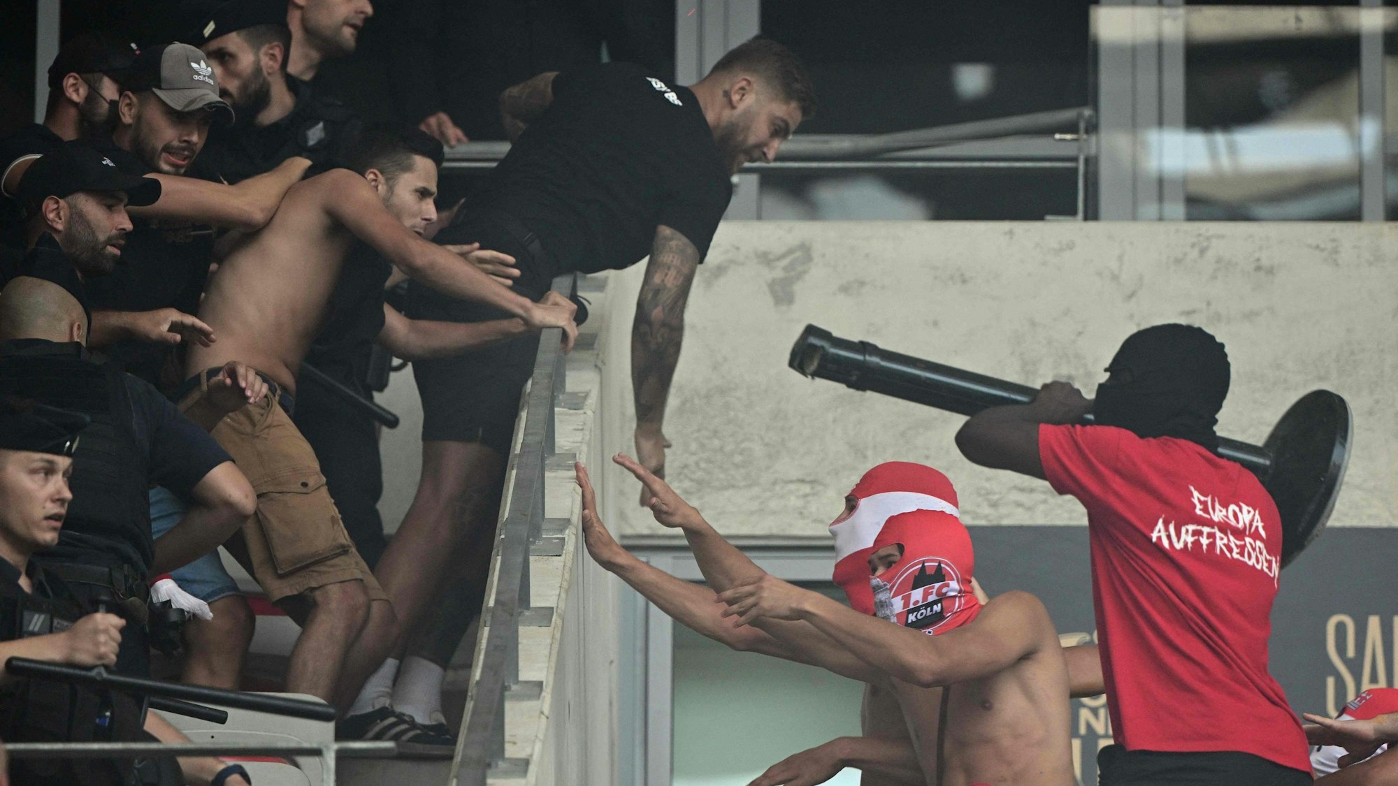 Chaoten aus dem Lager des 1. FC Köln und von OGC Nizza liefern sich im Stadion vor dem Spiel der Conference League eine wüste Schlägerei.