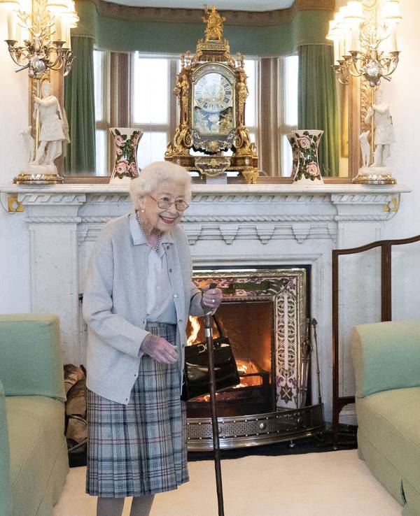 Königin Elizabeth II. wartet im Drawing Room, auf die neue Vorsitzende der Konservativen Partei, Truss, um sie dazu einzuladen, Premierministerin von Großbritannien zu werden und eine neue Regierung zu bilden.