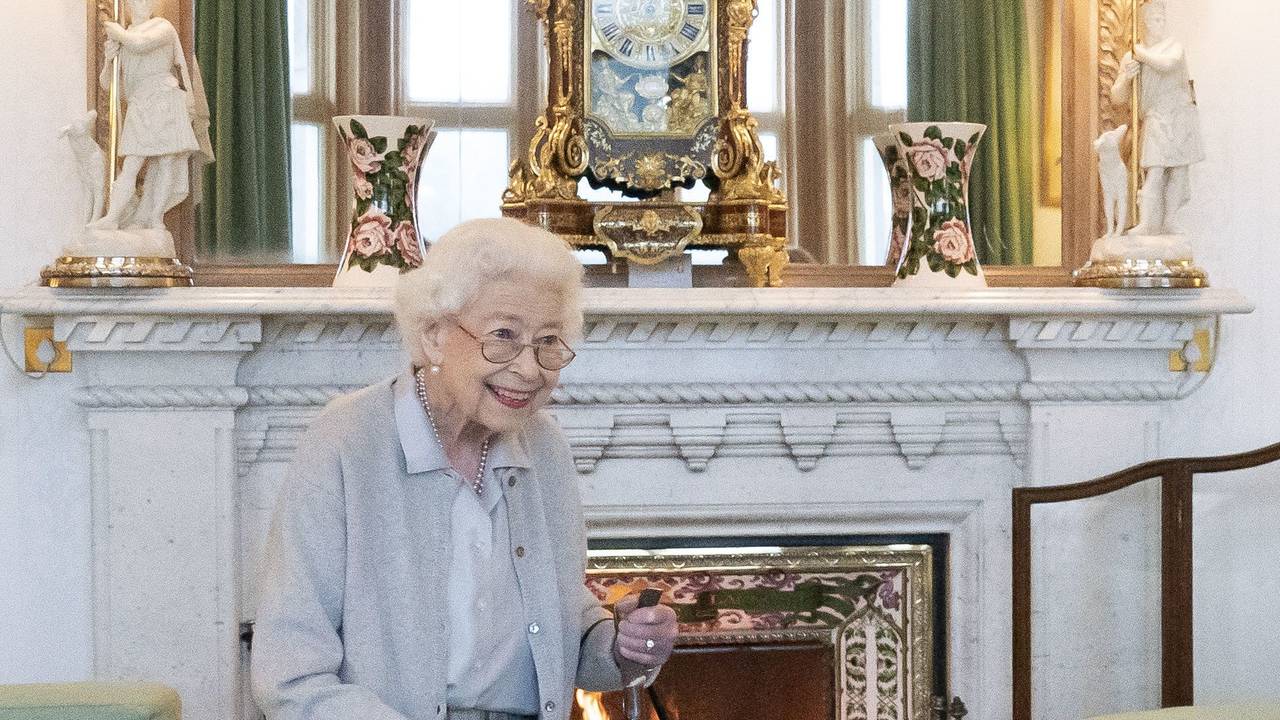 Königin Elizabeth II. wartet im Drawing Room, auf die neue Vorsitzende der Konservativen Partei, Truss, um sie dazu einzuladen, Premierministerin von Großbritannien zu werden und eine neue Regierung zu bilden.