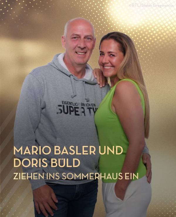 Mario Basler zog gemeinsam mit Partnerin Doris Büld in das Sommerhaus. Auf dem Foto blicken beide lächelnd in die Kamera.
