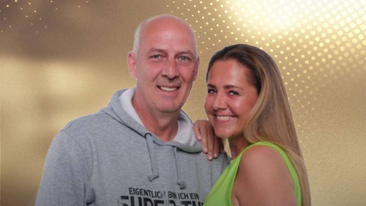 Mario Basler zog gemeinsam mit Partnerin Doris Büld in das Sommerhaus. Auf dem Foto blicken beide lächelnd in die Kamera.