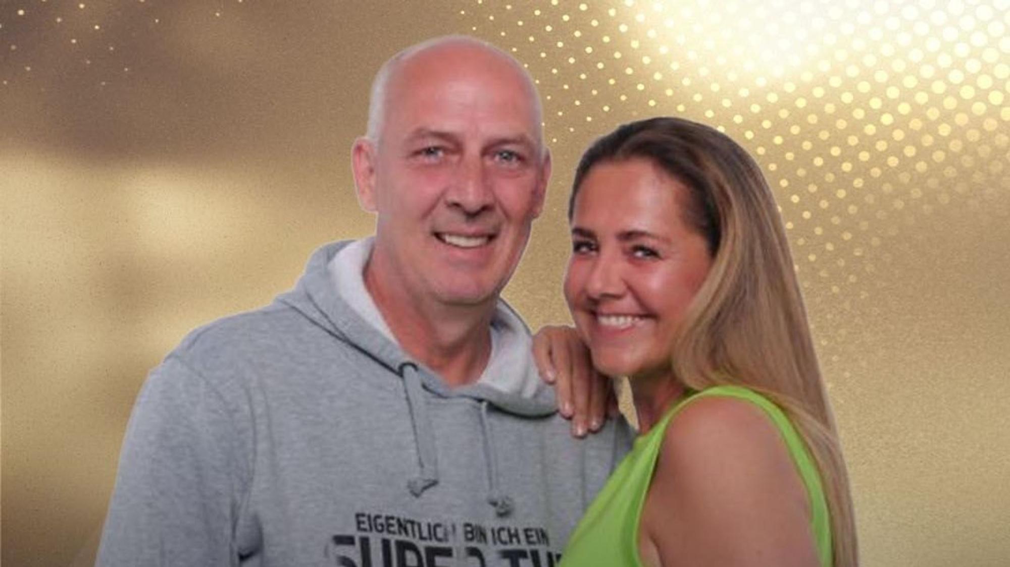 Mario Basler zog gemeinsam mit Partnerin Doris Büld in das Sommerhaus. Auf dem Foto blicken beide lächelnd in die Kamera.
