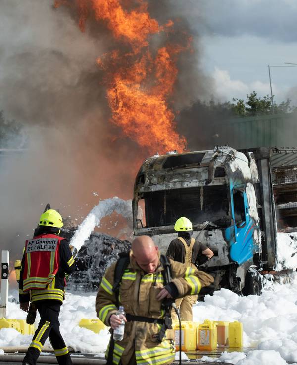 Einer der brennenden Lkw auf dem Speditionsgelände in Gangelt.