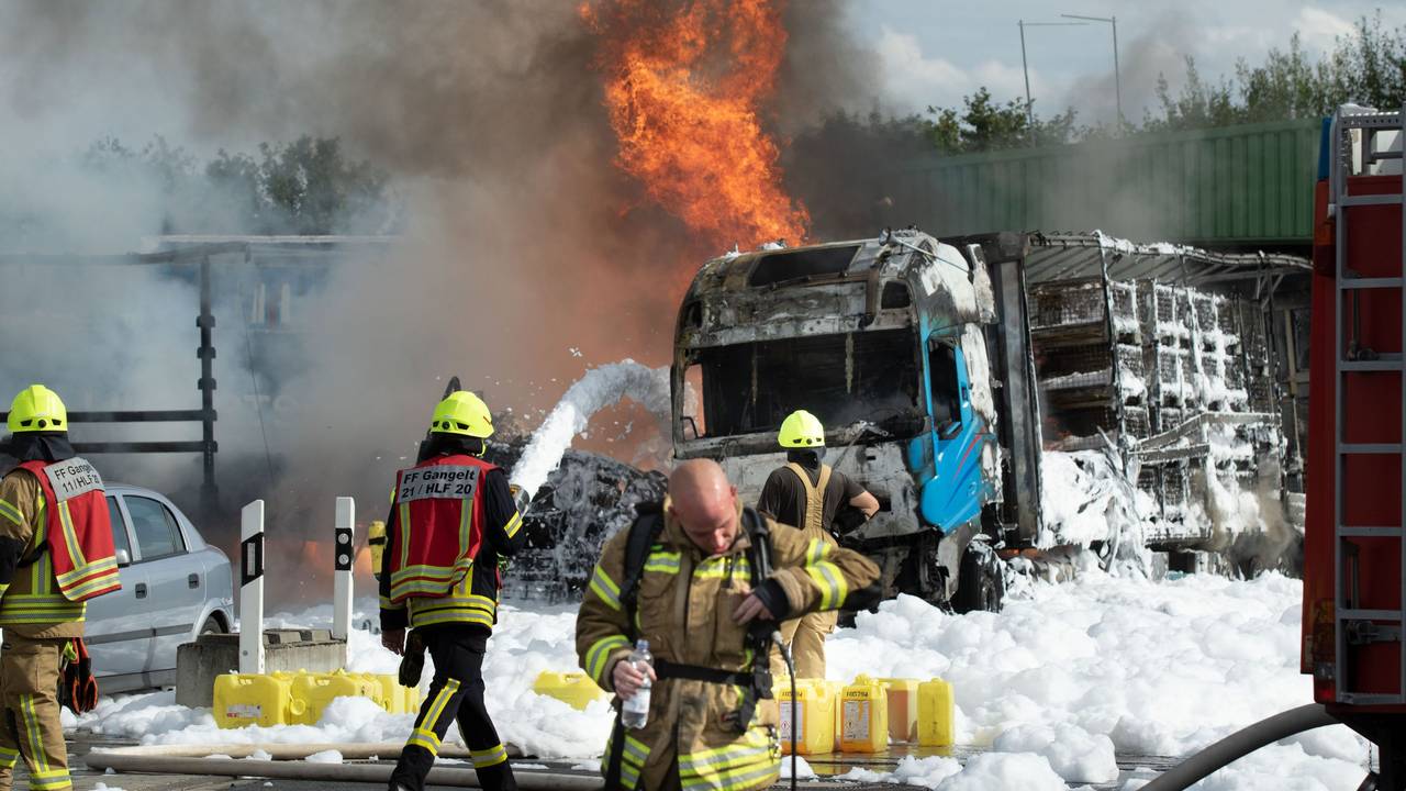 Einer der brennenden Lkw auf dem Speditionsgelände in Gangelt.