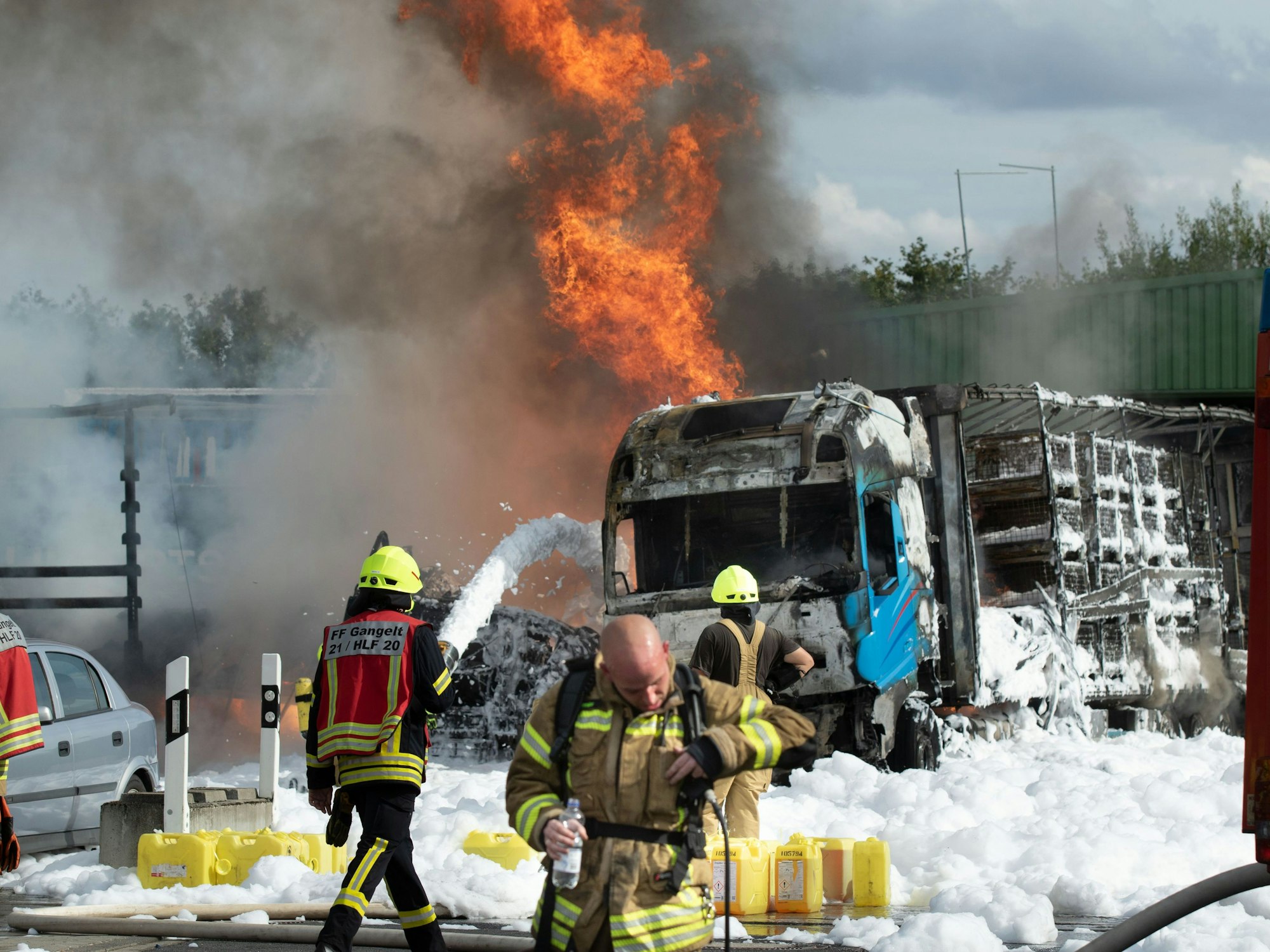 Einer der brennenden Lkw auf dem Speditionsgelände in Gangelt.