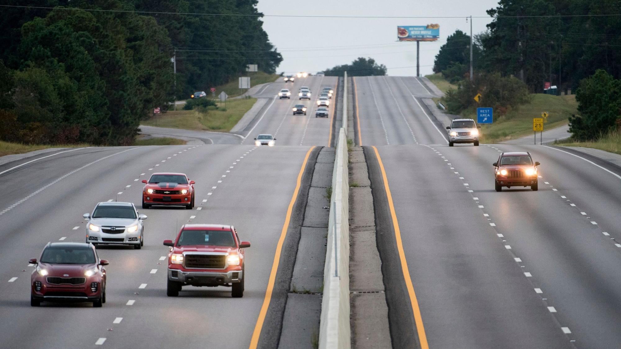 Das Symbolfoto von 2018 zeigt eine amerikanische Autobahn. Beide Richtungen sind dreispurig, links und rechts stehen Bäume.