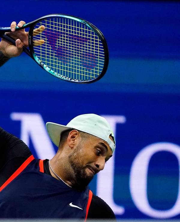 Nick Kyrgios schleudert seinen Schläger auf den Boden.