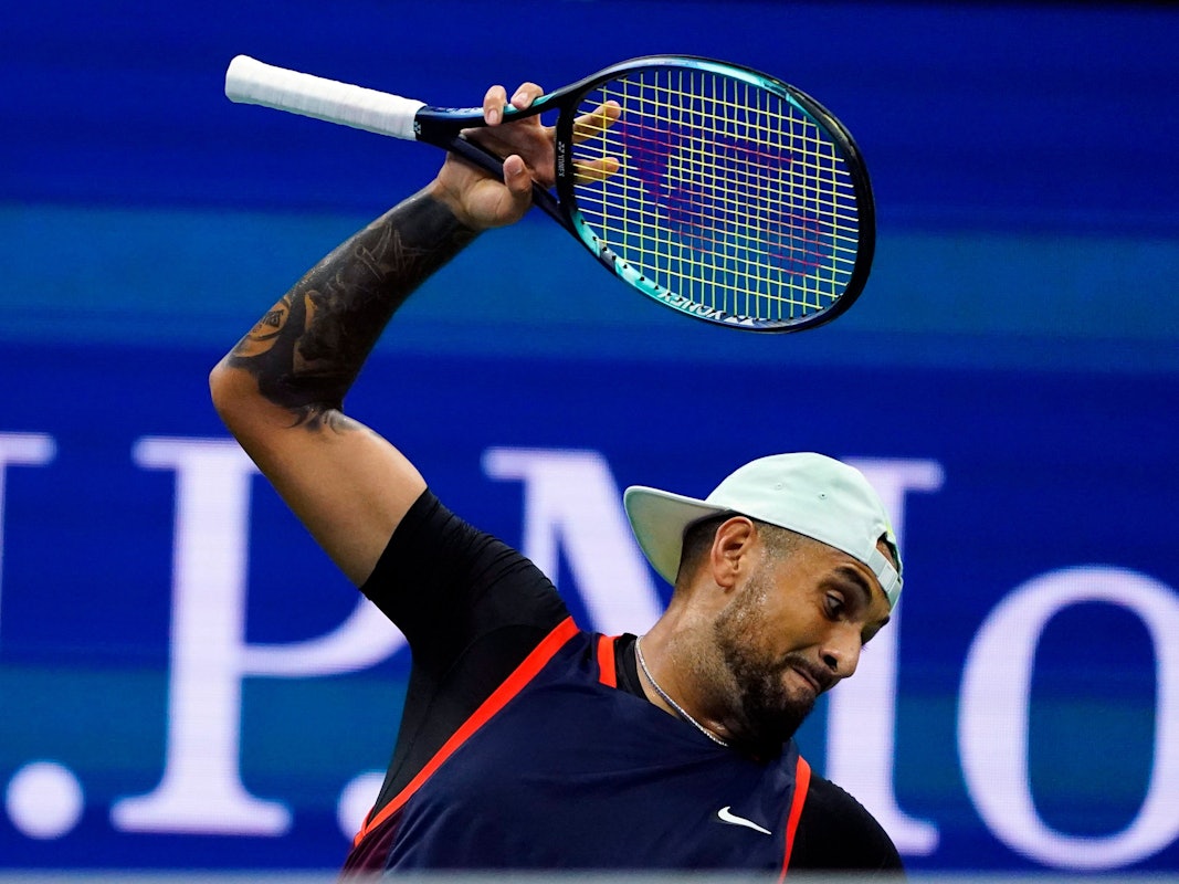 Nick Kyrgios schleudert seinen Schläger auf den Boden.