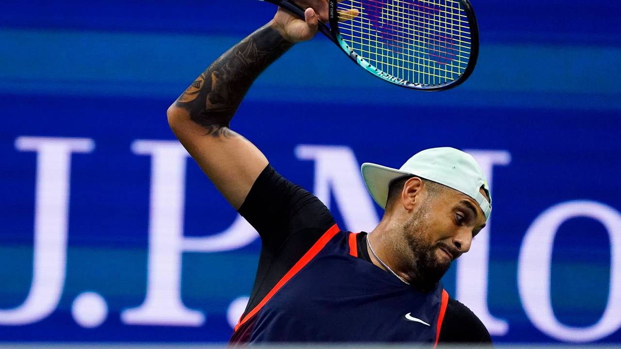 Nick Kyrgios schleudert seinen Schläger auf den Boden.
