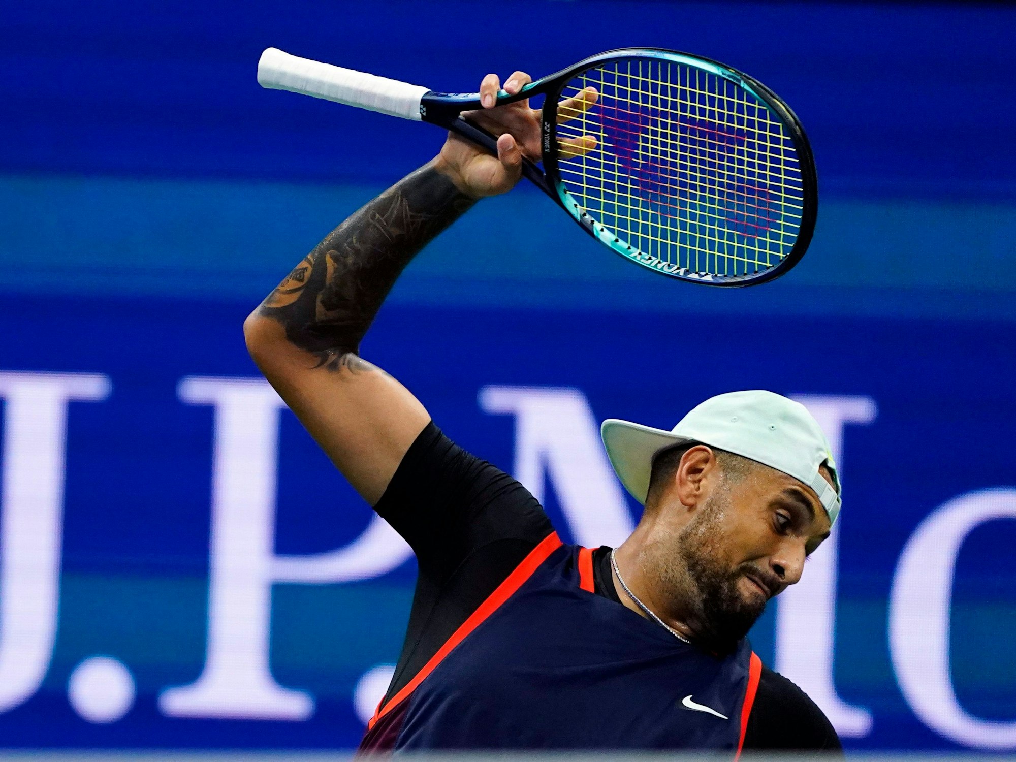 Nick Kyrgios schleudert seinen Schläger auf den Boden.