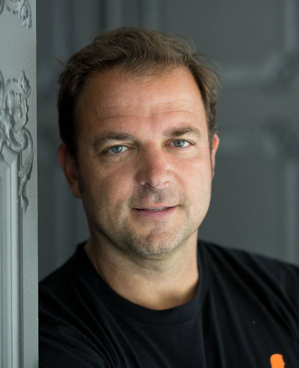 Martin Rütter posiert im Rahmen eines Pressetags für ein Foto.