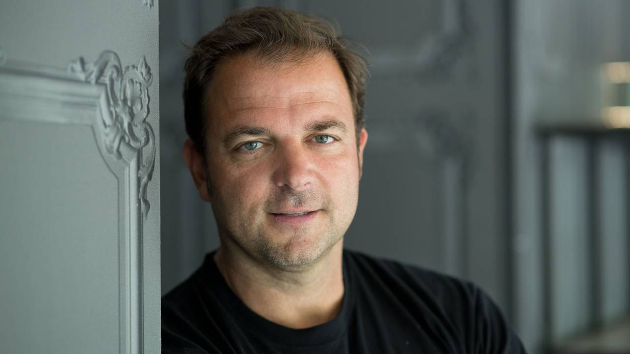 Martin Rütter posiert im Rahmen eines Pressetags für ein Foto.