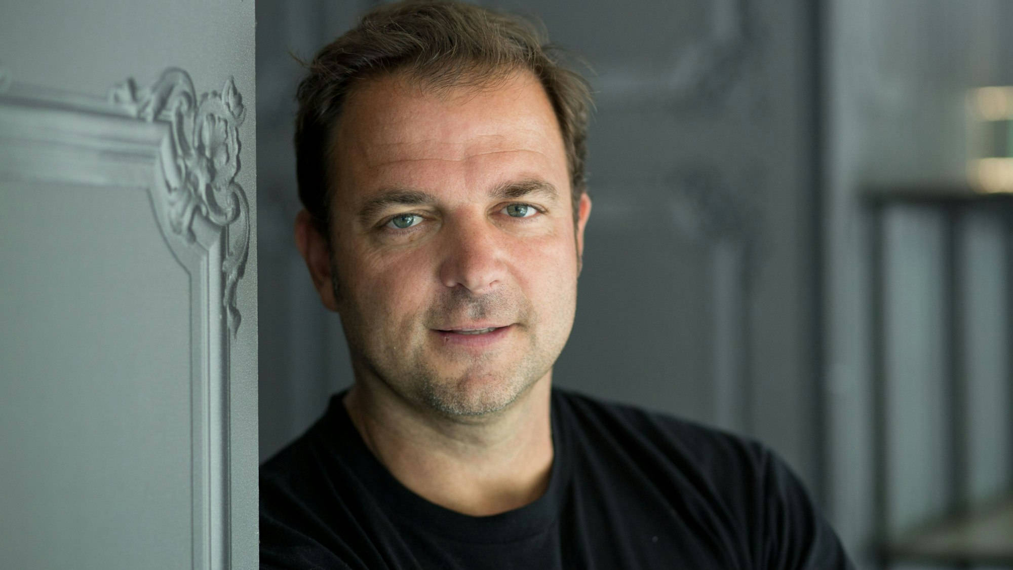 Martin Rütter posiert im Rahmen eines Pressetags für ein Foto.