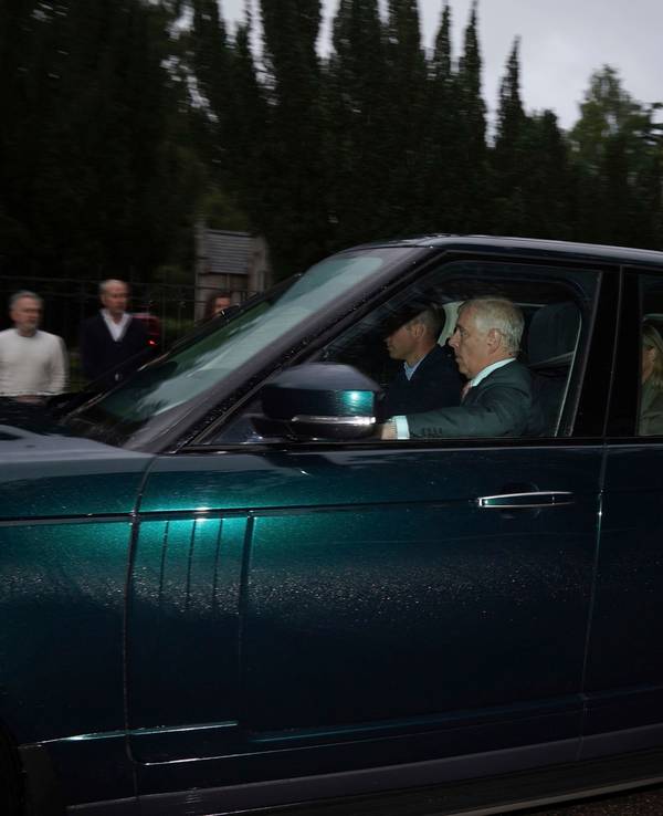 Queen-Enkel Prinz William (am Steuer) sowie die Söhne der Königin, Prinz Andrew, Prinz Edward und dessen Frau Sophie, trafen am Nachmittag in Balmoral ein.