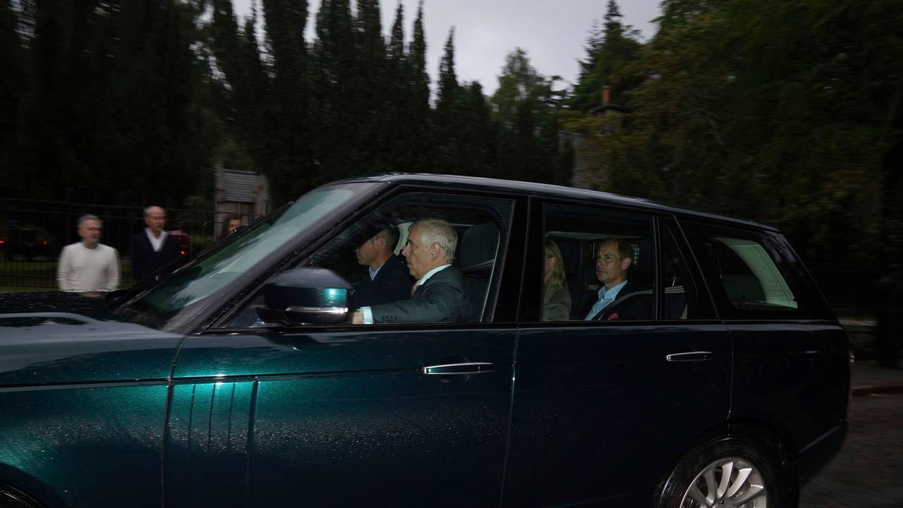 Queen-Enkel Prinz William (am Steuer) sowie die Söhne der Königin, Prinz Andrew, Prinz Edward und dessen Frau Sophie, trafen am Nachmittag in Balmoral ein.