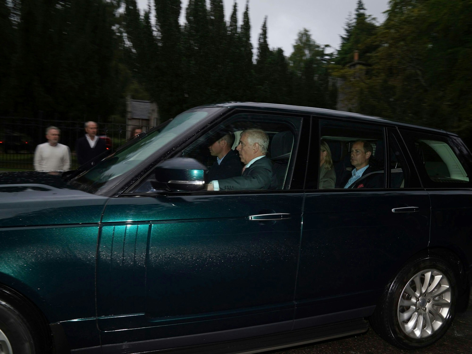 Queen-Enkel Prinz William (am Steuer) sowie die Söhne der Königin, Prinz Andrew, Prinz Edward und dessen Frau Sophie, trafen am Nachmittag in Balmoral ein.