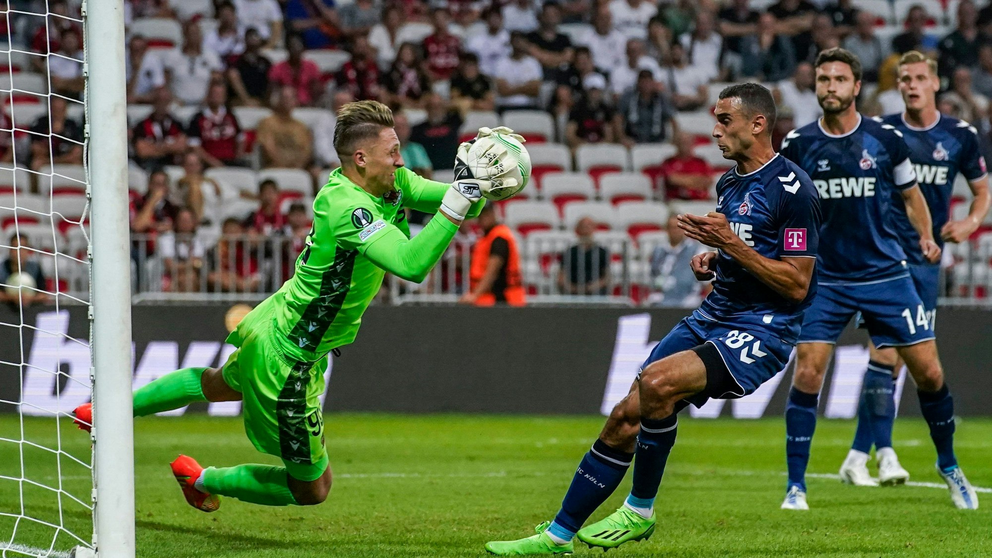 Nizza-Keeper Marcin Bulka fängt einen Ball beim Gruppen-Auftakt der Conference League vor Ellyes Skhiri ab.