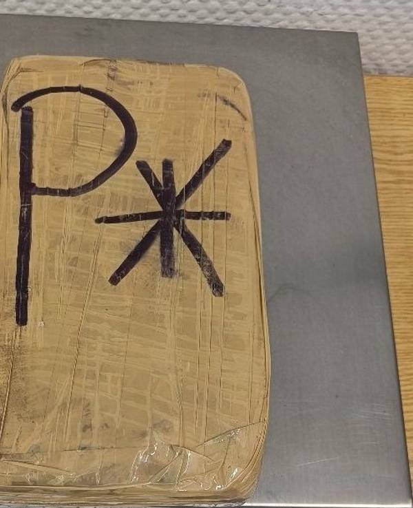 Das Foto der Bundespolizei zeigt ein Paket mit Kokain, das im Kofferraum eines Autos mit Düsseldorfer Kennzeichen gefunden wurde.