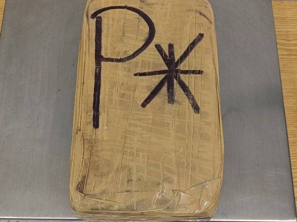 Das Foto der Bundespolizei zeigt ein Paket mit Kokain, das im Kofferraum eines Autos mit Düsseldorfer Kennzeichen gefunden wurde.