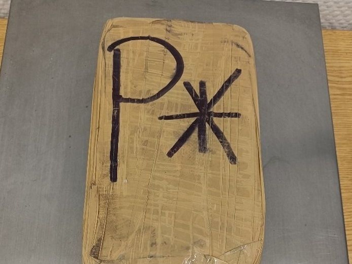 Das Foto der Bundespolizei zeigt ein Paket mit Kokain, das im Kofferraum eines Autos mit Düsseldorfer Kennzeichen gefunden wurde.