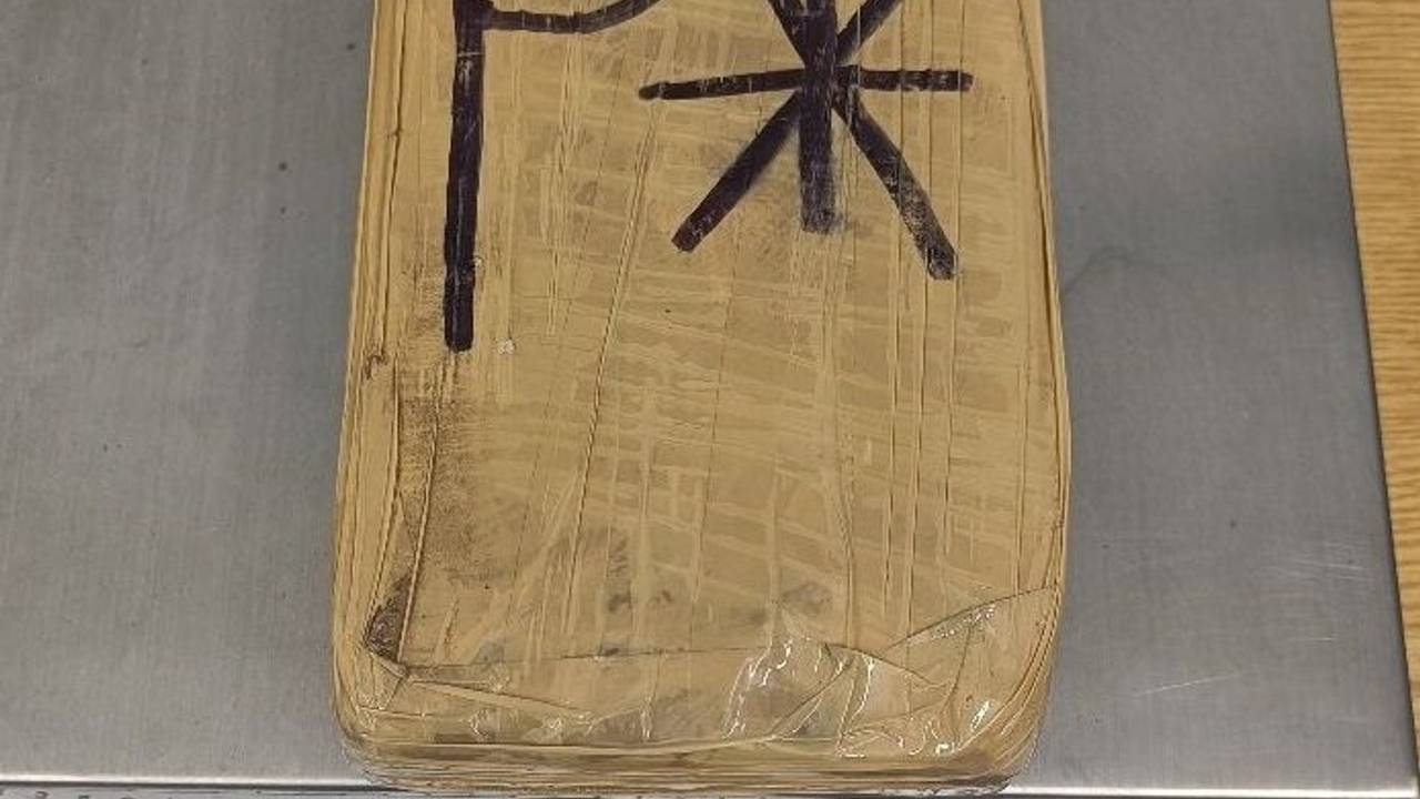 Das Foto der Bundespolizei zeigt ein Paket mit Kokain, das im Kofferraum eines Autos mit Düsseldorfer Kennzeichen gefunden wurde.